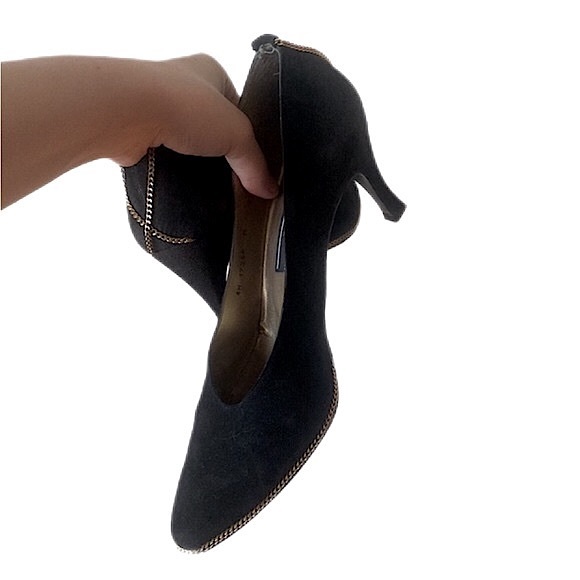 Vintage Stuart Weitzman • Black Heels Detailed With Gold Chains 🖤 - Picture 1 of 8